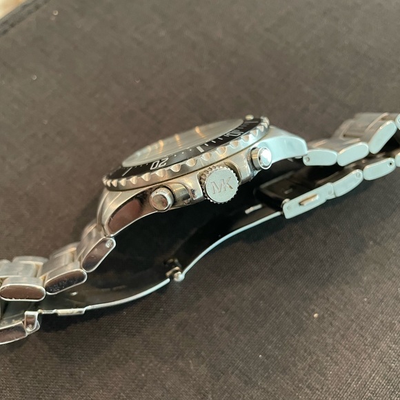 Michael Kors Men’s Chronograph Silver-Tone Stainless Steel Bracelet Watch - Picture 4 of 7